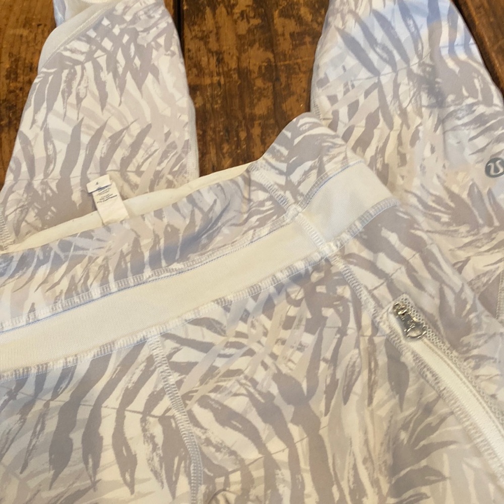 Lululemon Printed Gray/White Pattern High-Rise Tight sz XS (4)